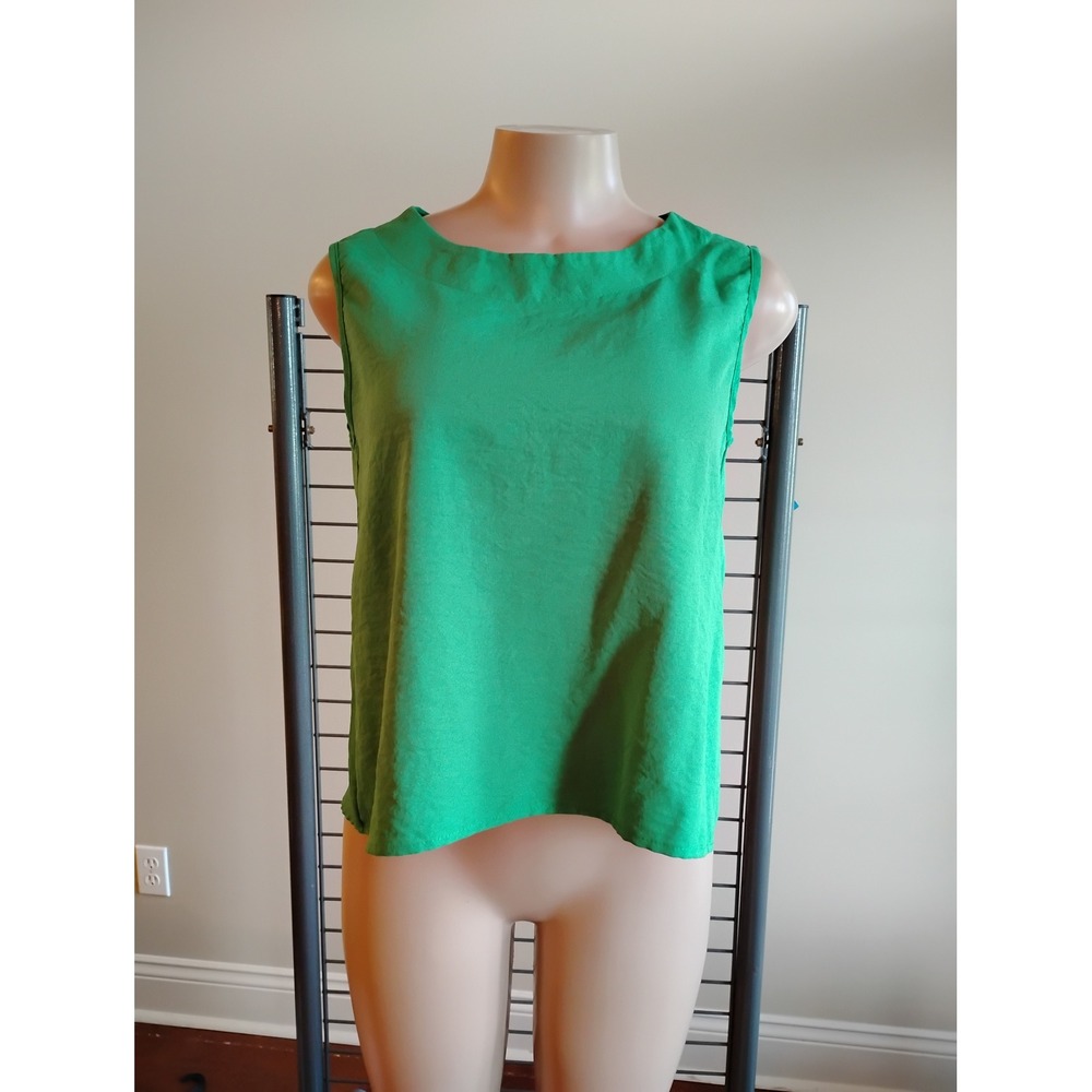 Green Sleeveless Boat Neck Shell Top Button Back Keyhole Minimalist Tank S